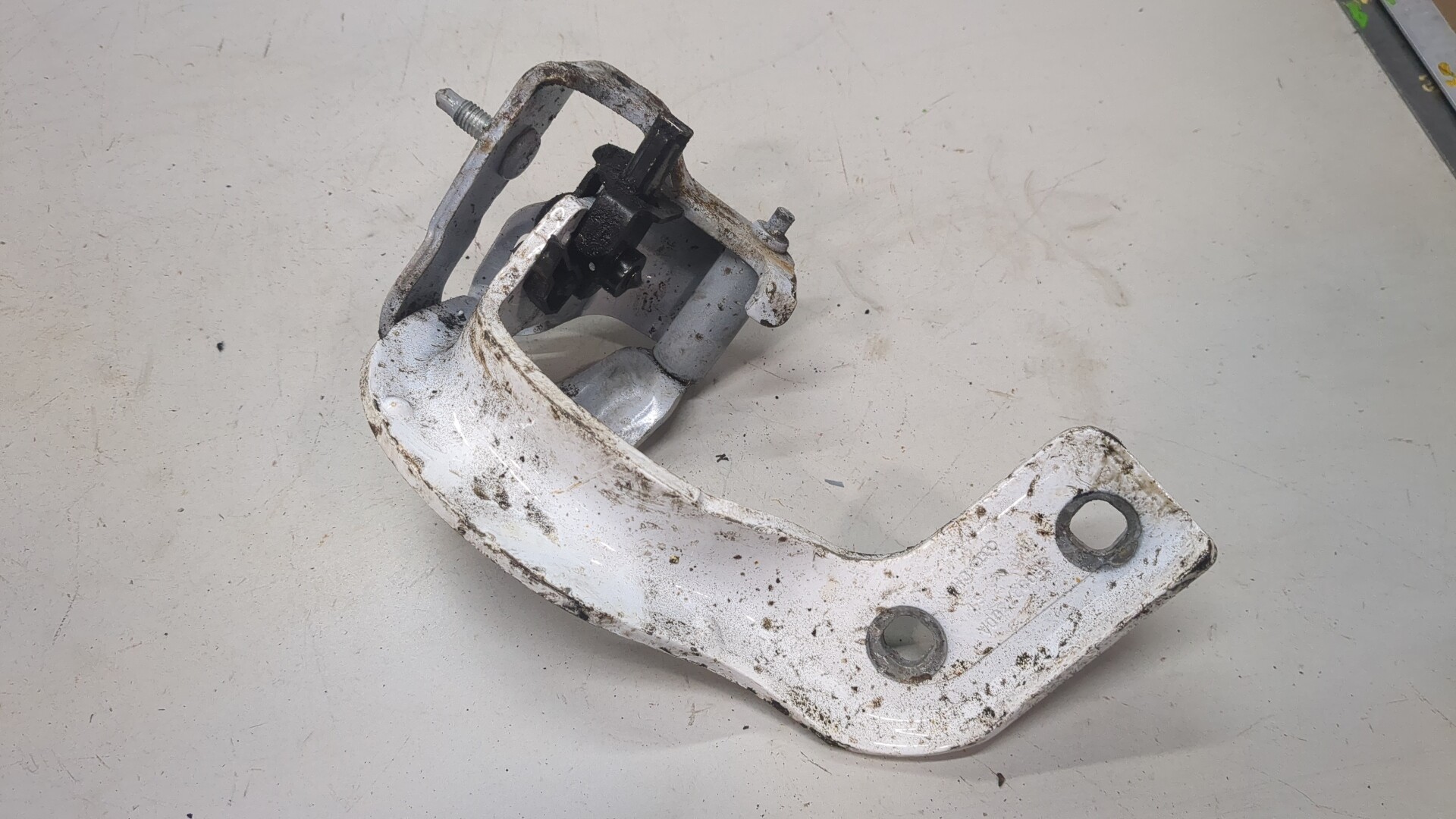 Петля крышки багажника