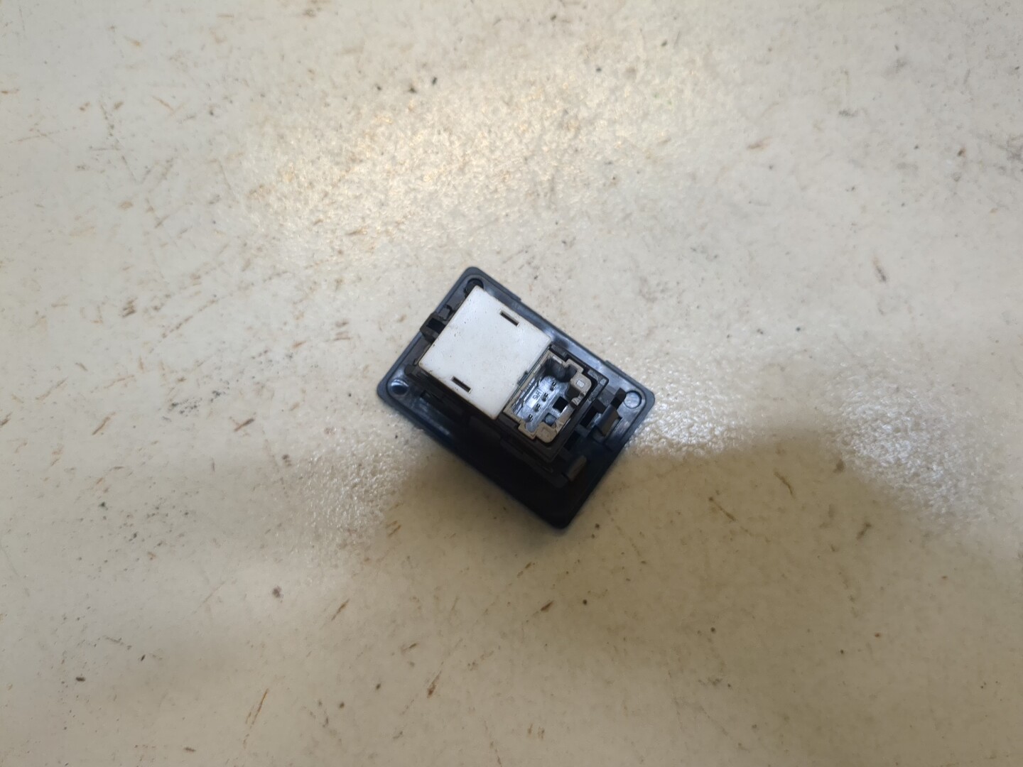 Гнездо AUX / USB IN