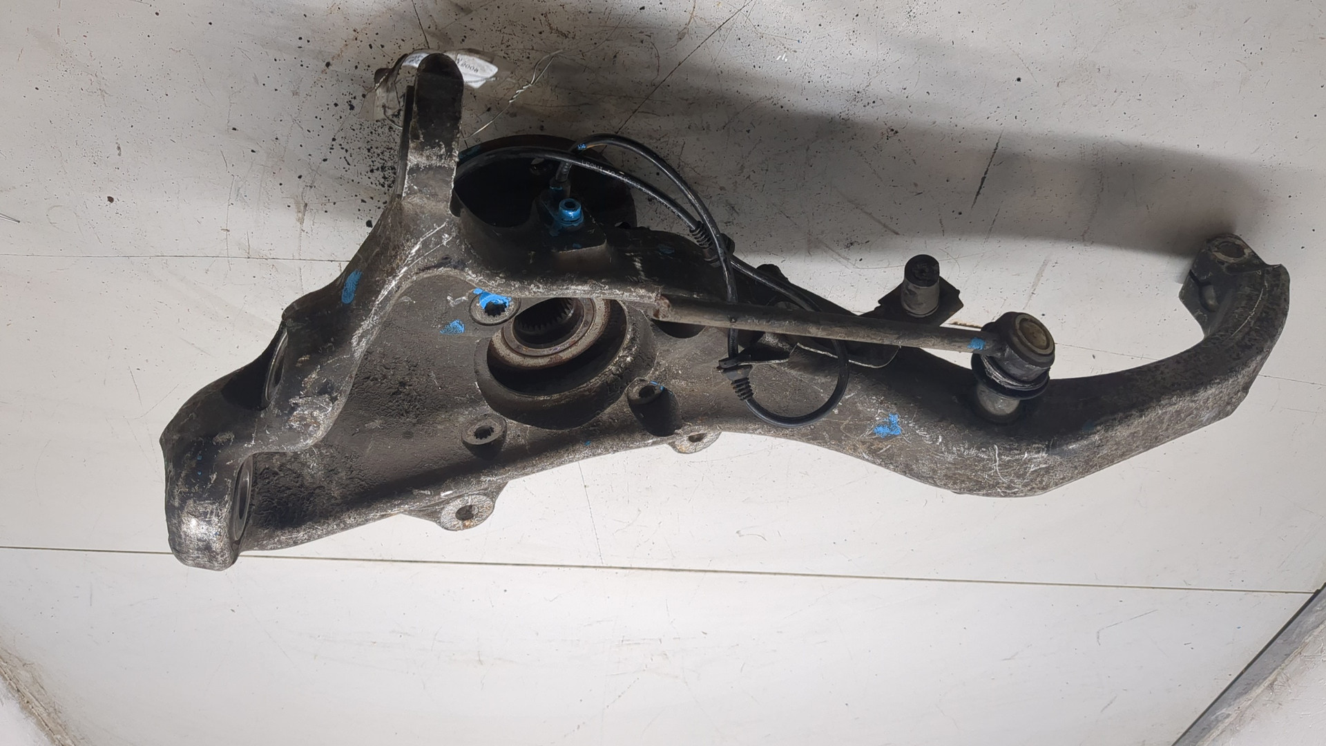 Кулак поворотный передний правый