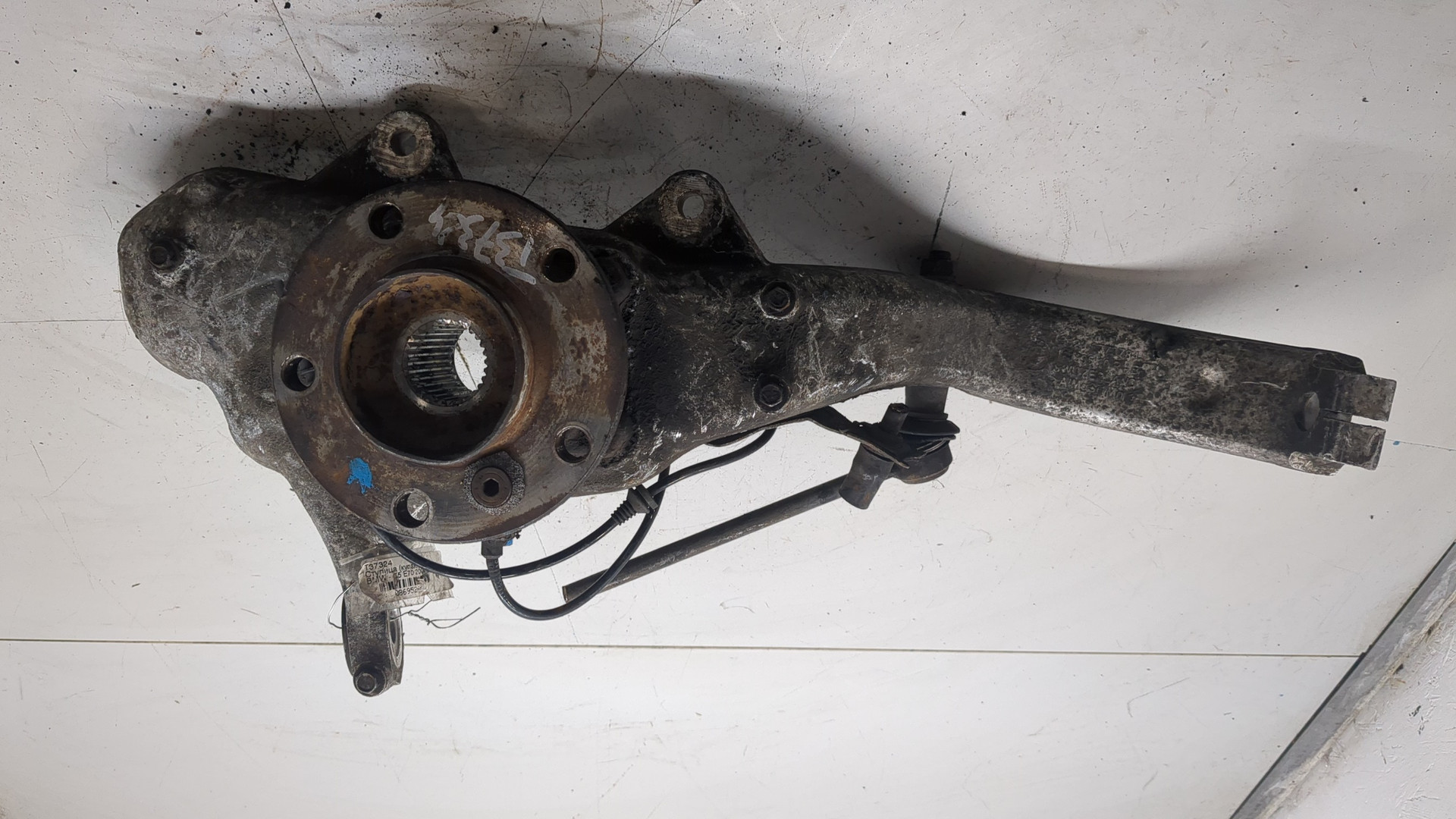 Кулак поворотный передний правый