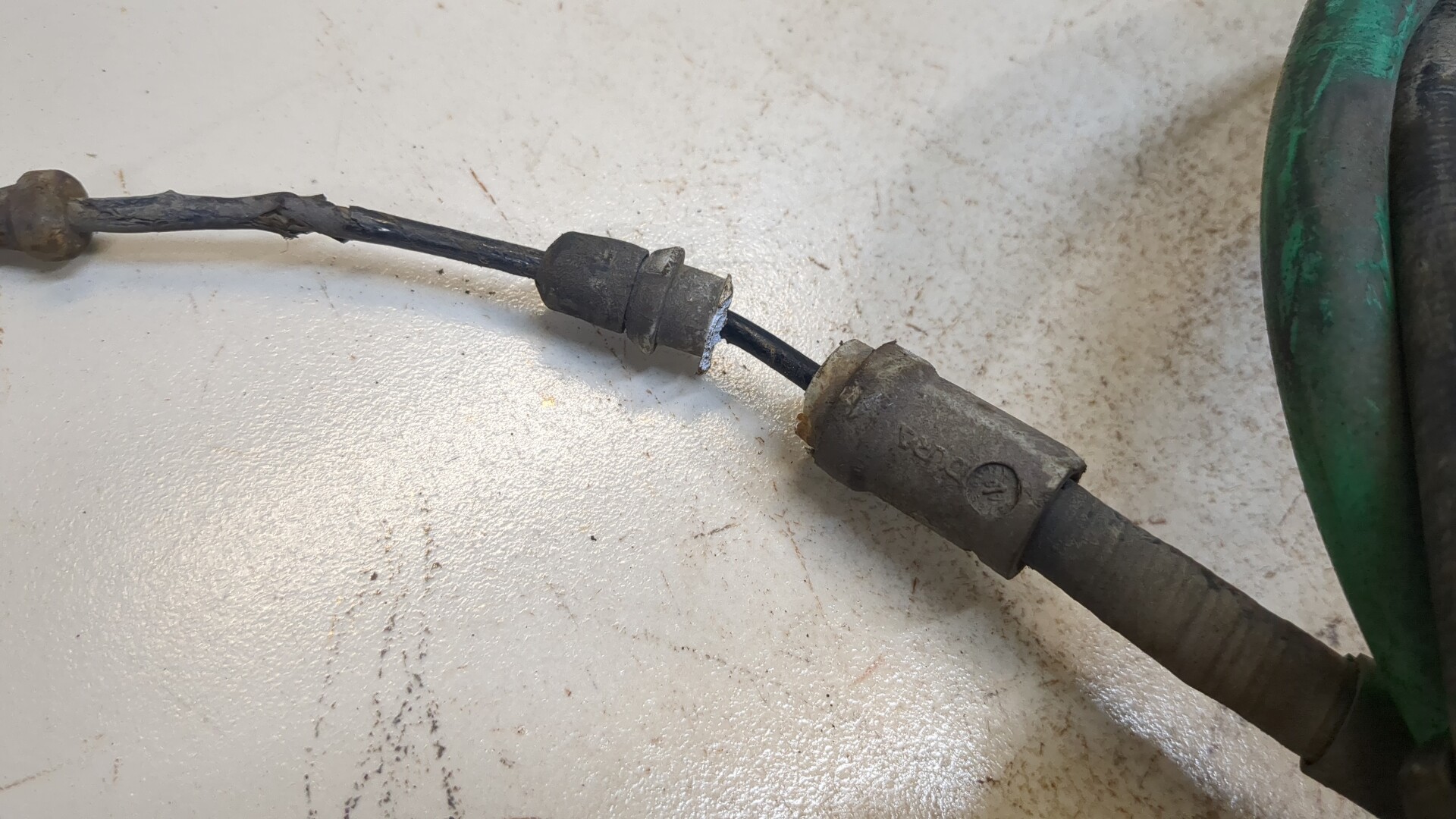 Трос стояночного тормоза