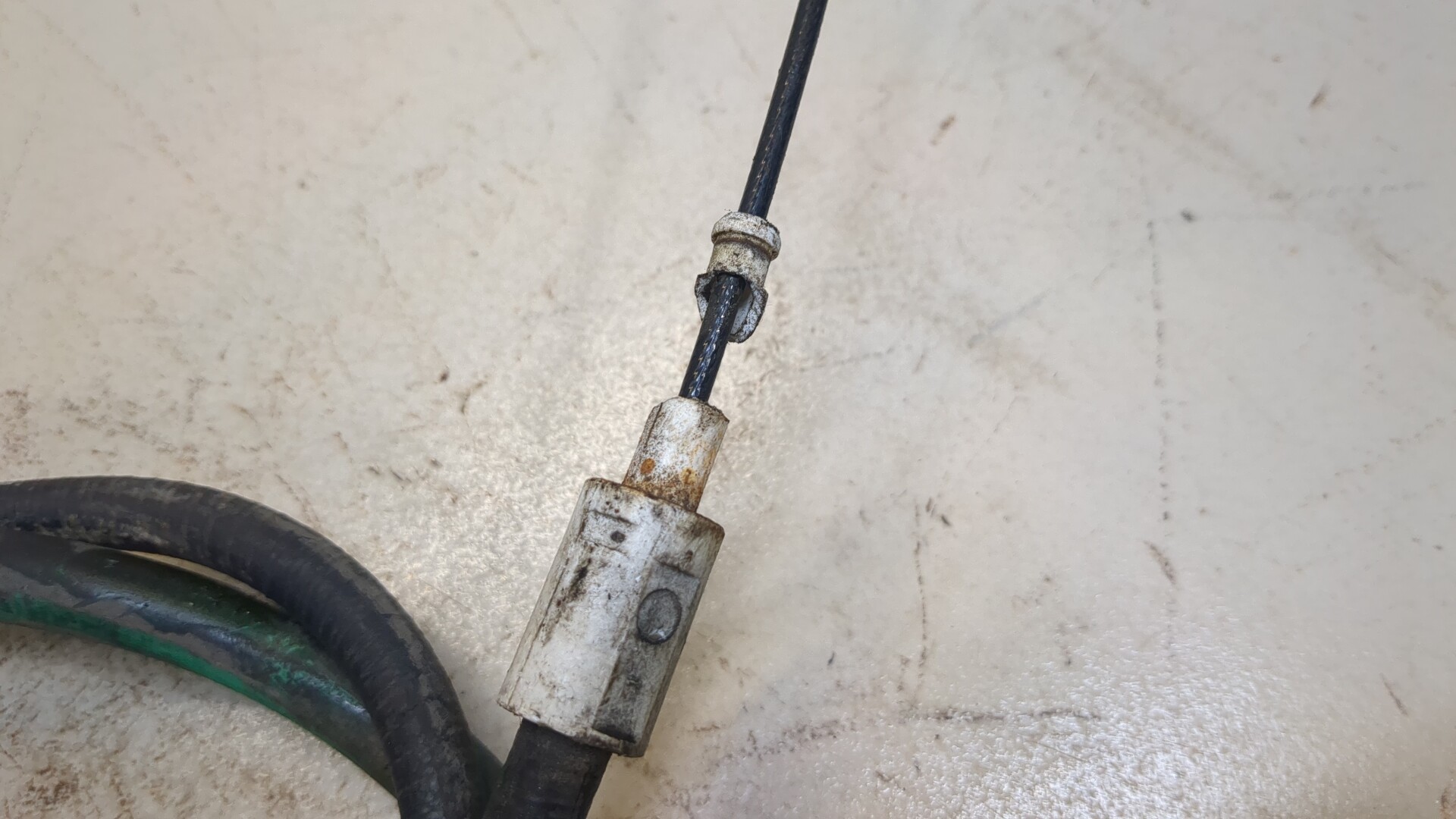 Трос стояночного тормоза