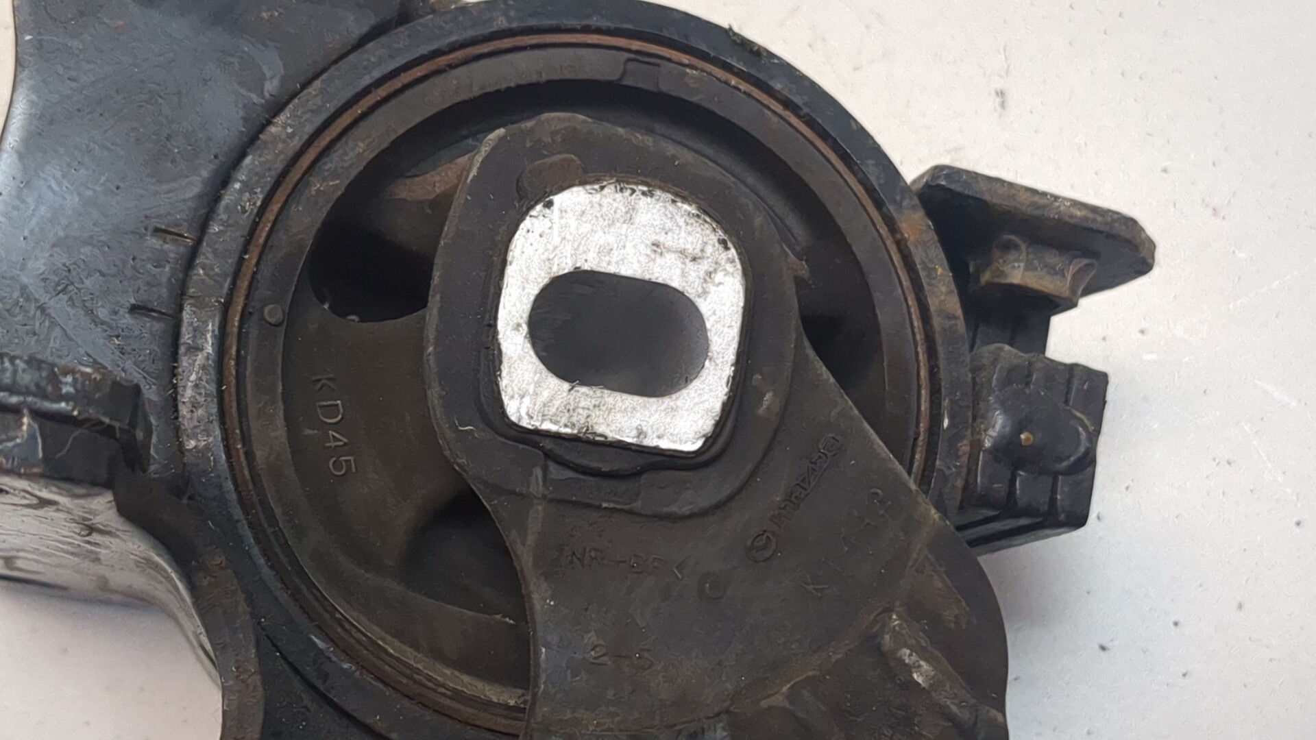 Опора двигателя левая