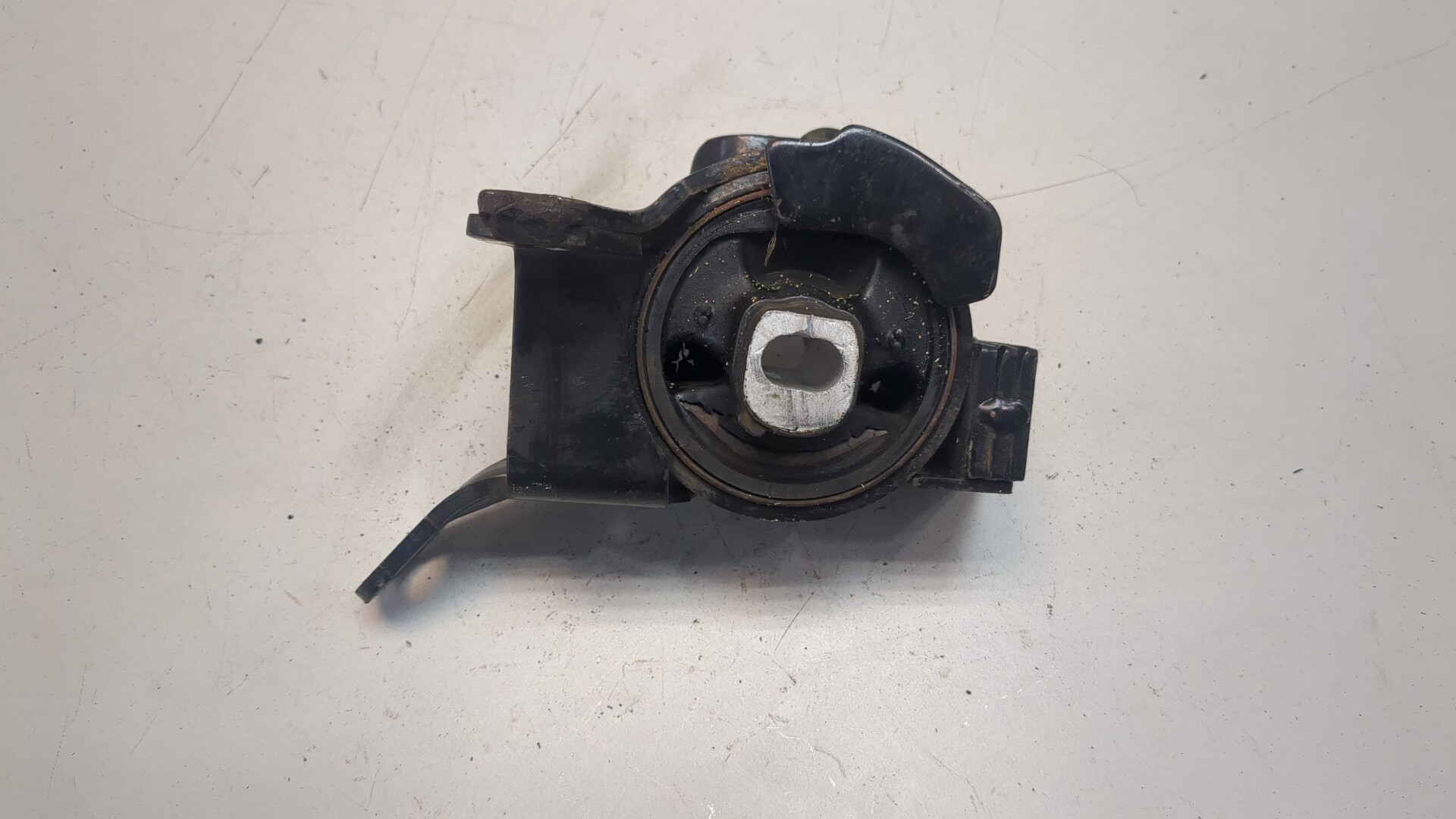 Опора двигателя левая