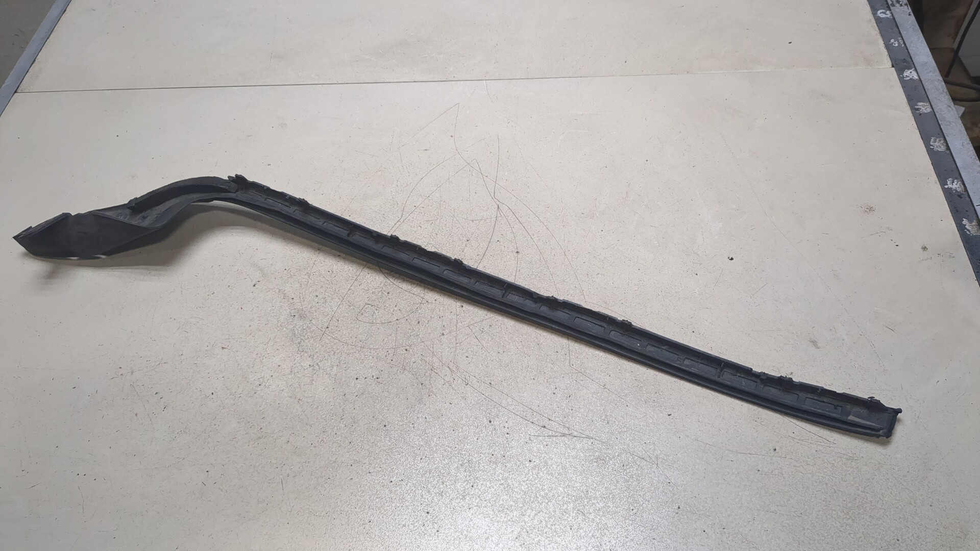 Молдинг лобового стекла