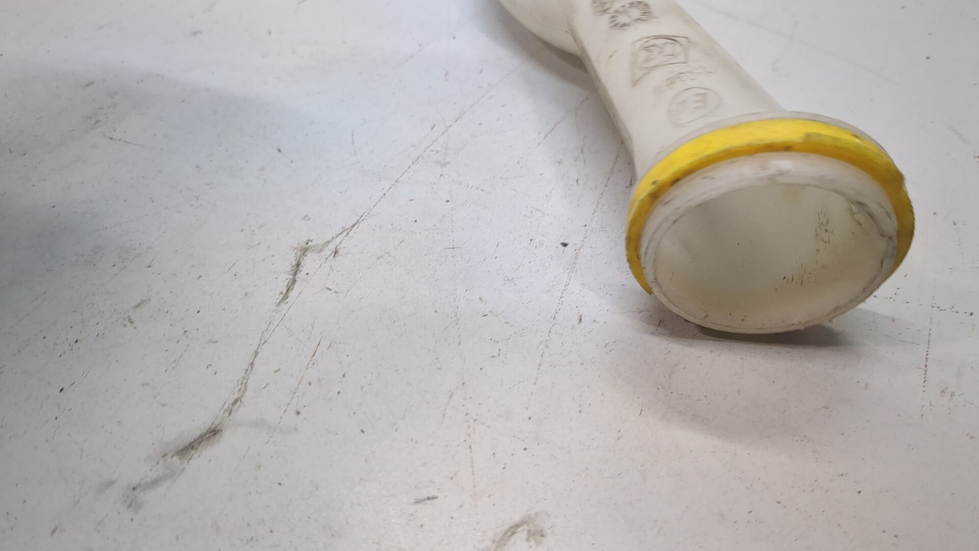 Горловина бачка омывателя