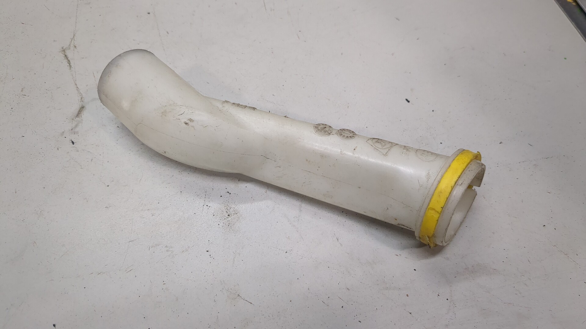 Горловина бачка омывателя