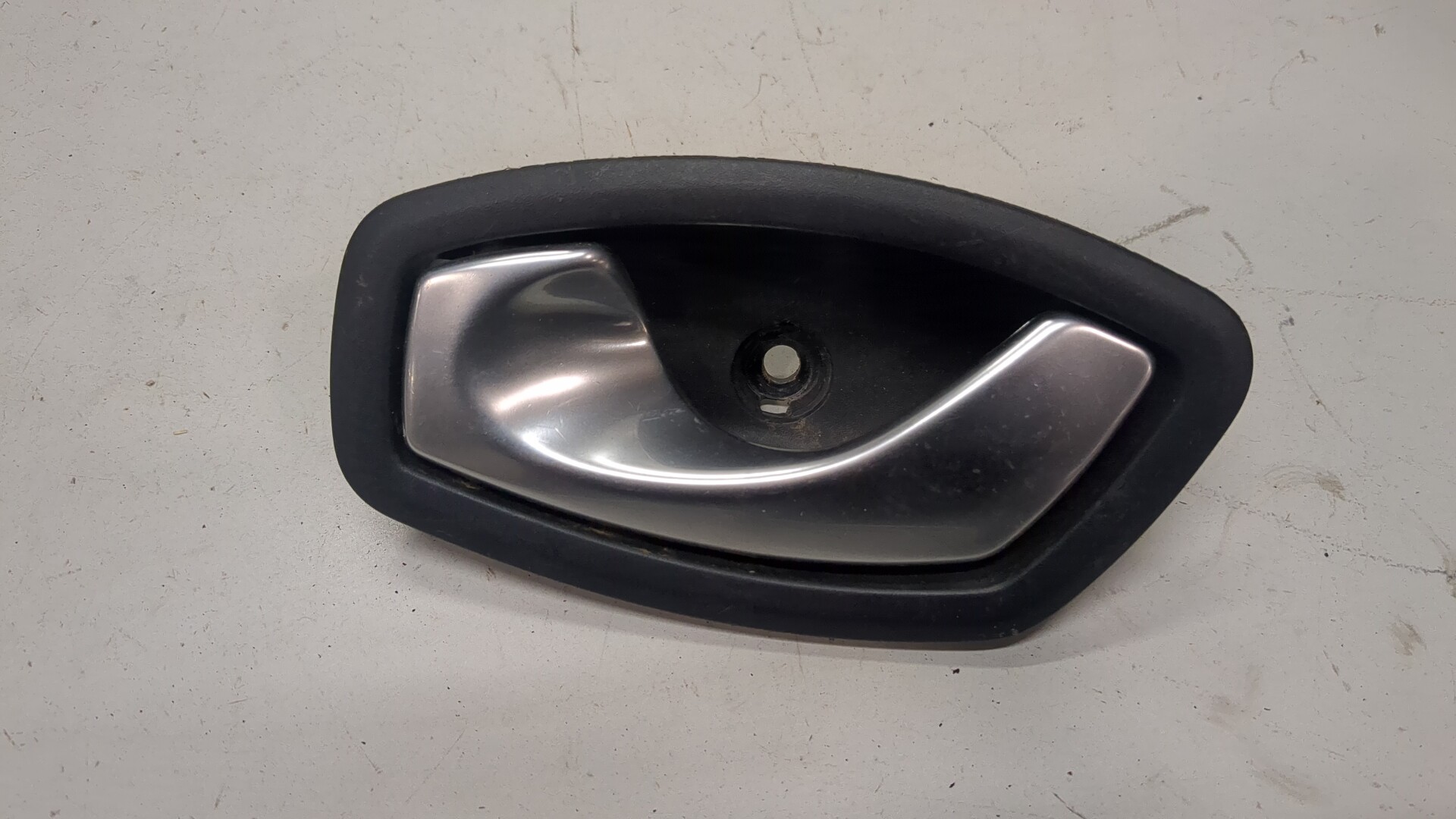 Ручка двери передней внутренняя левая