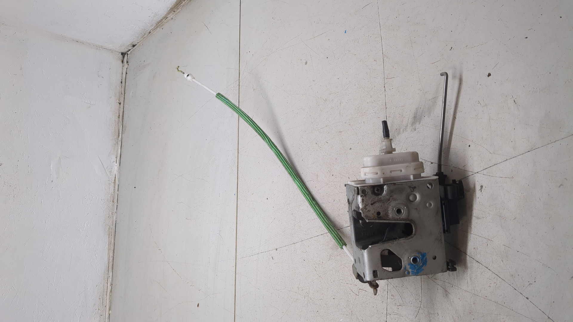 Замок двери передней правой