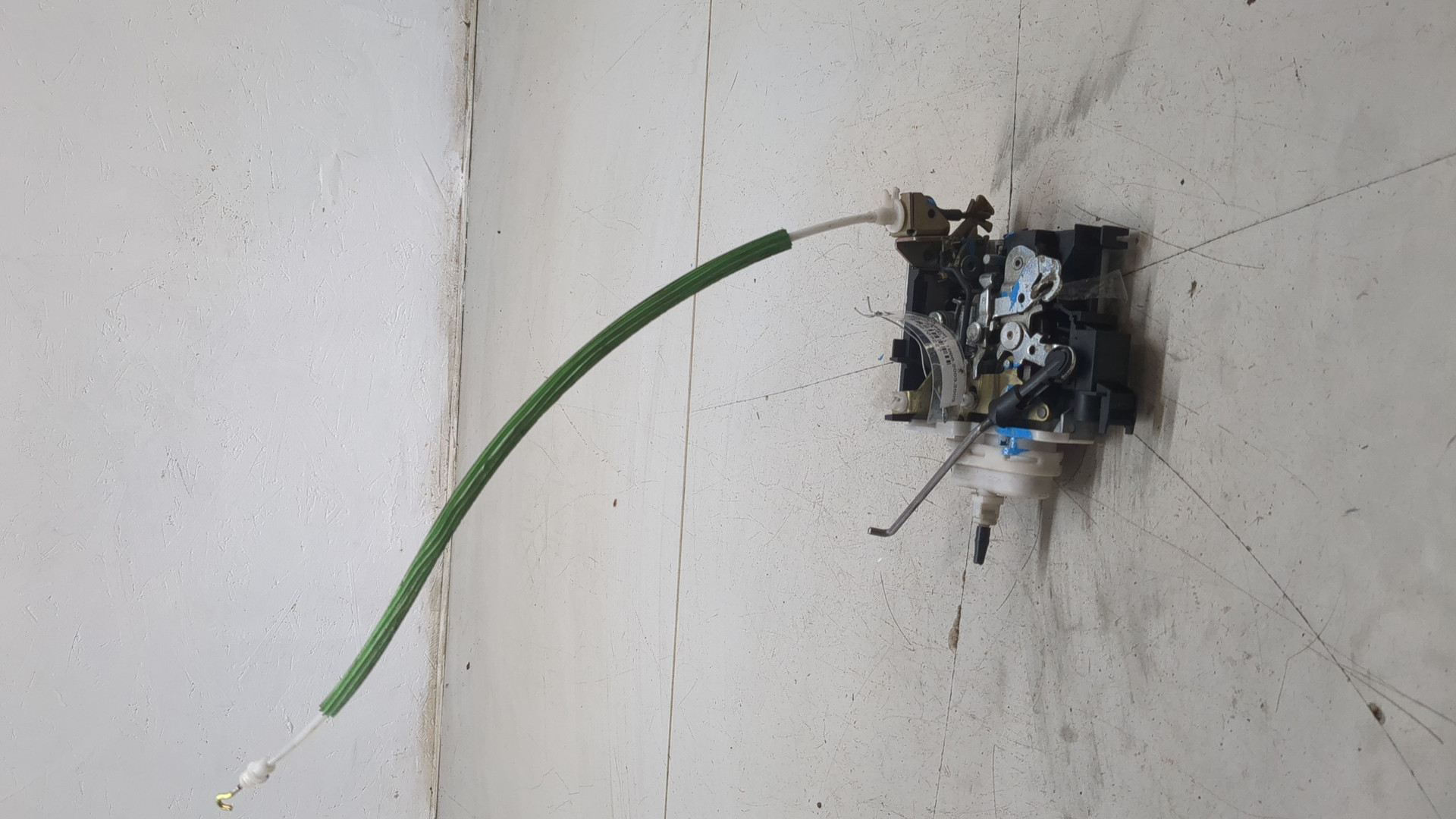 Замок двери передней правой