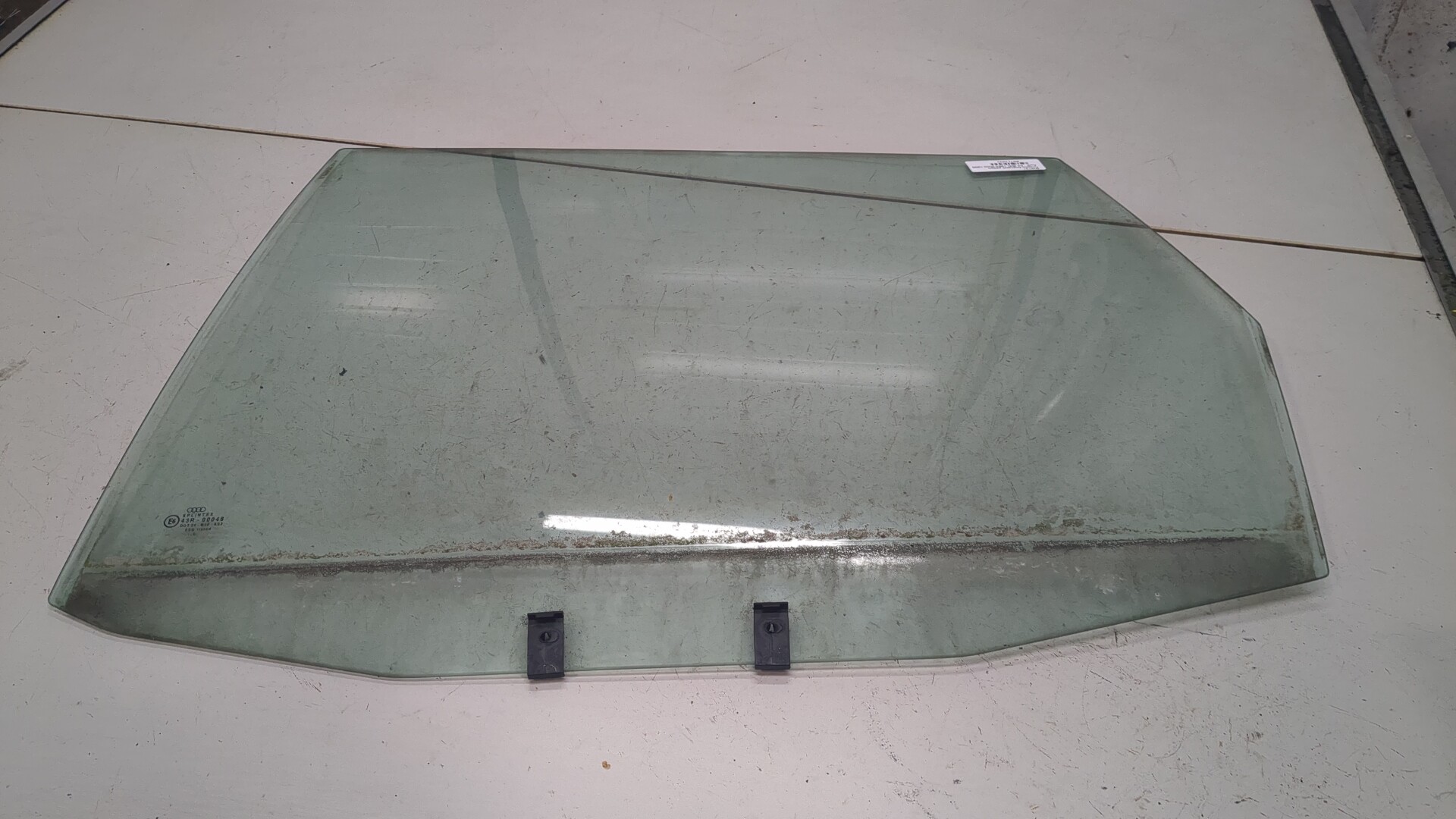 Стекло двери задней левой