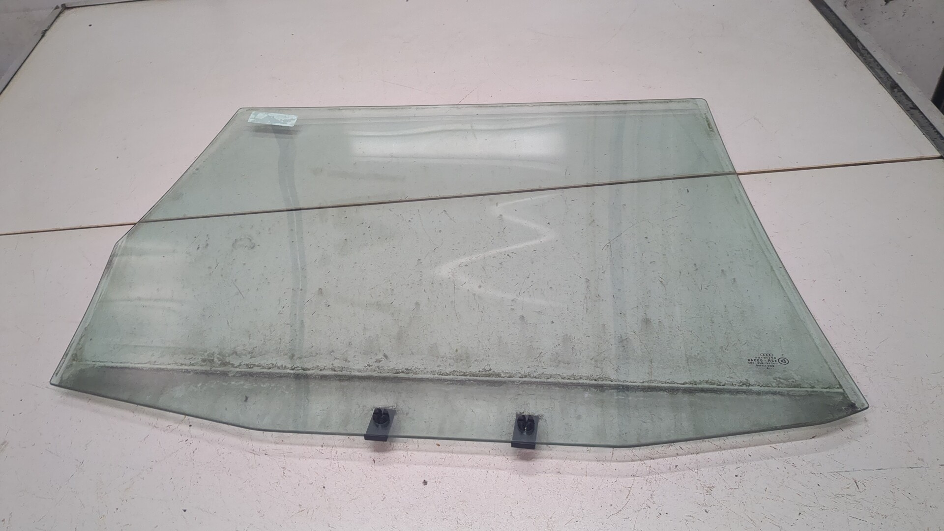 Стекло двери задней левой