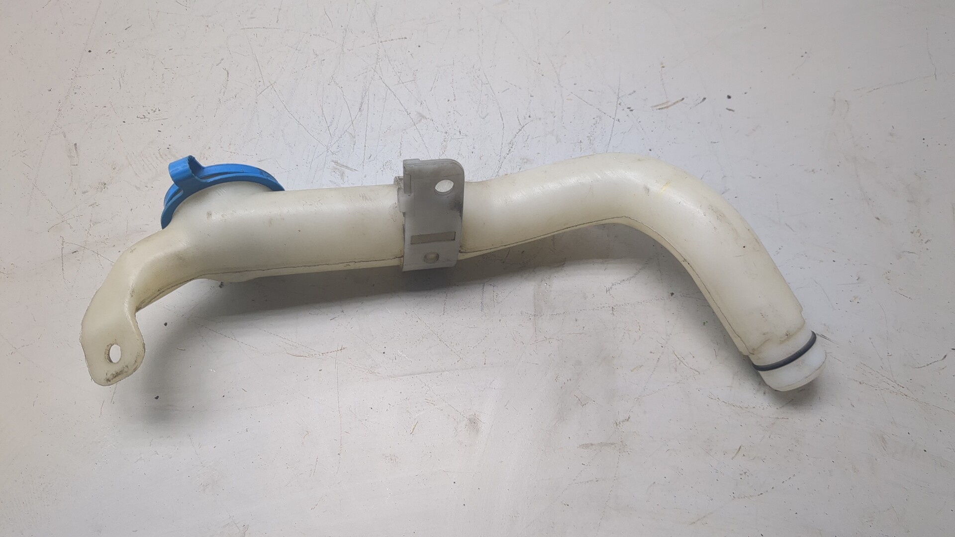 Горловина бачка омывателя