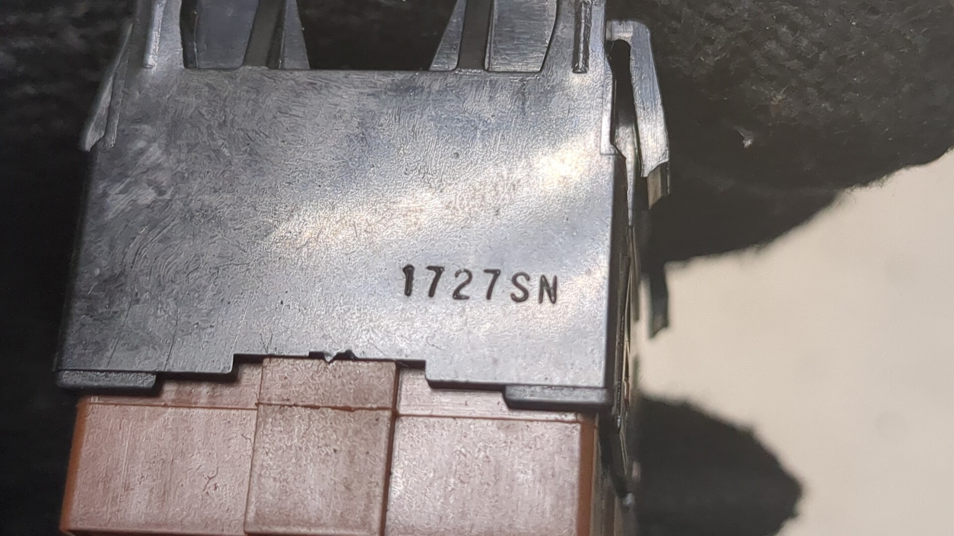 Кнопка регулировки зеркала