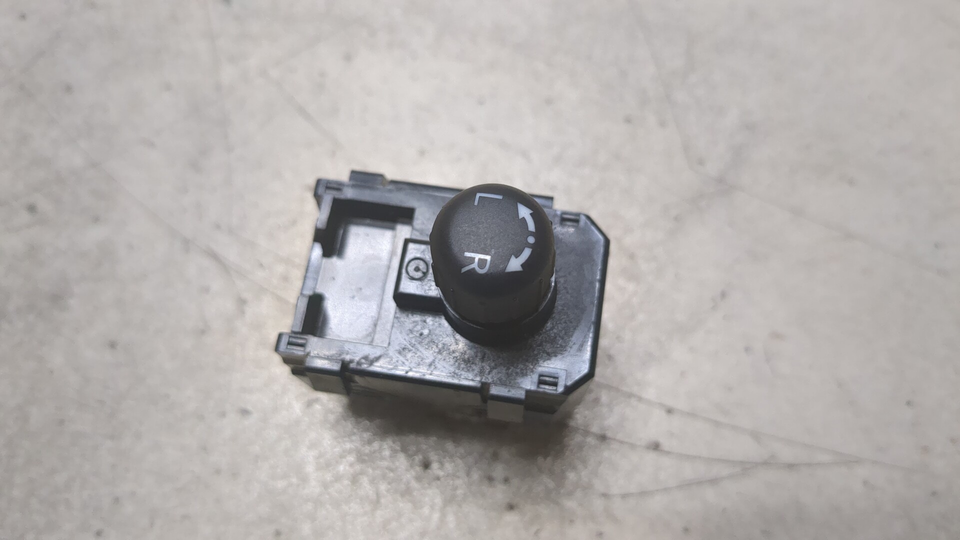 Кнопка регулировки зеркала