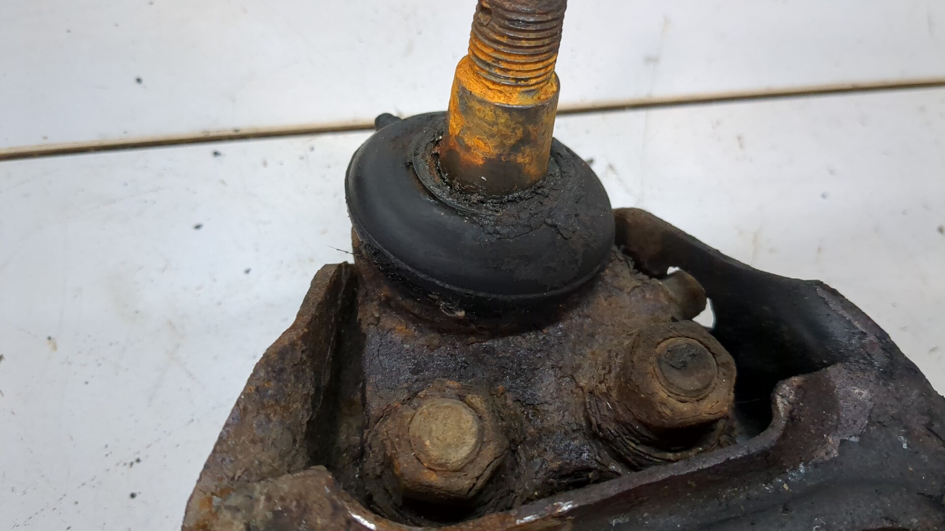 Рычаг передний правый