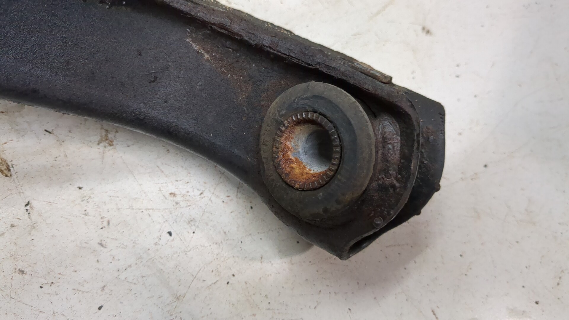 Рычаг передний правый