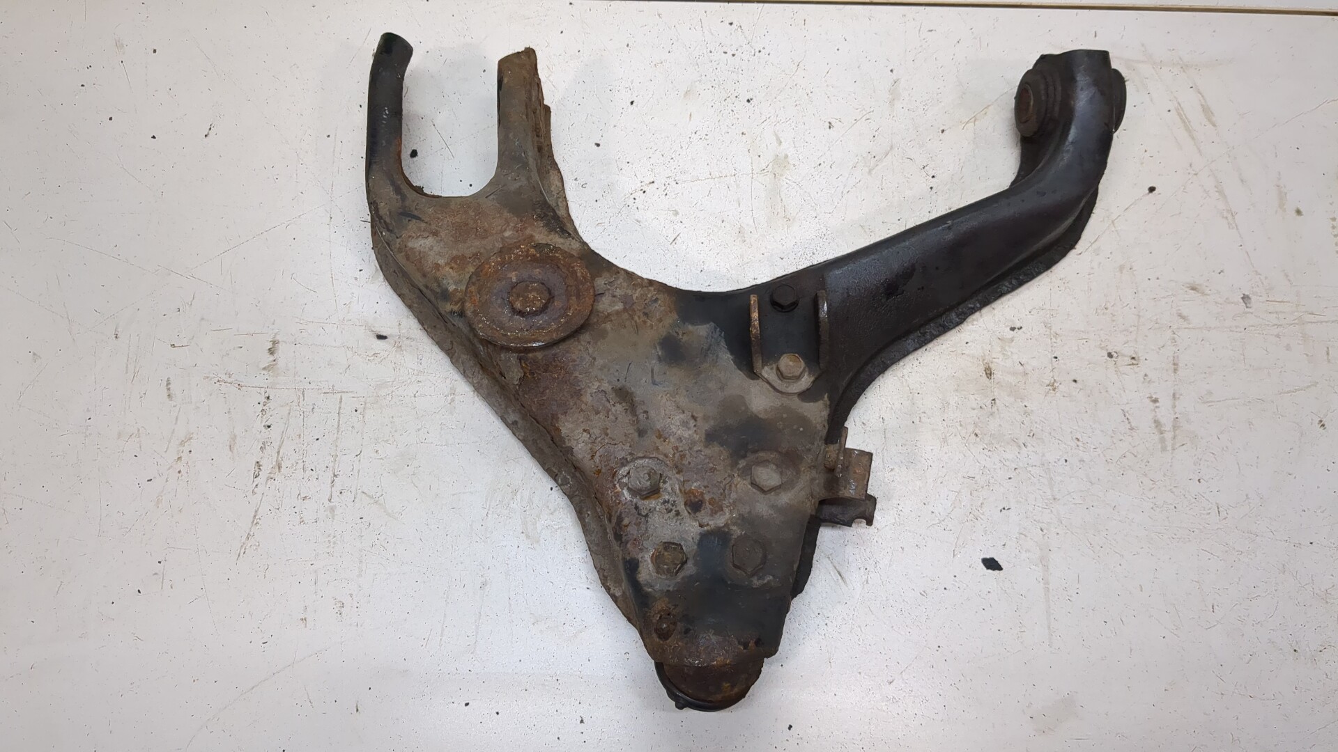 Рычаг передний правый