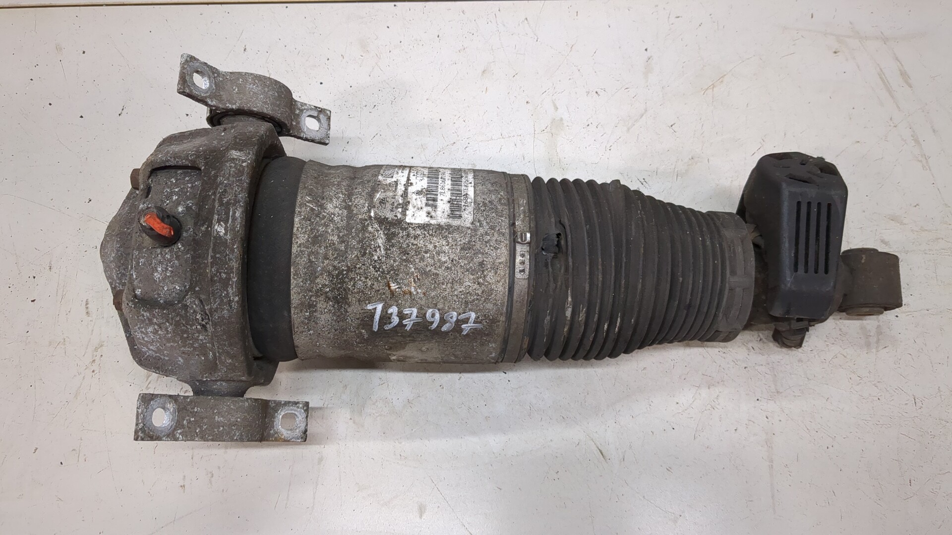 Амортизатор задний левый