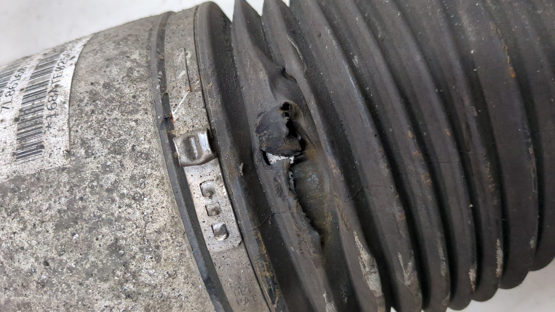 Амортизатор задний левый