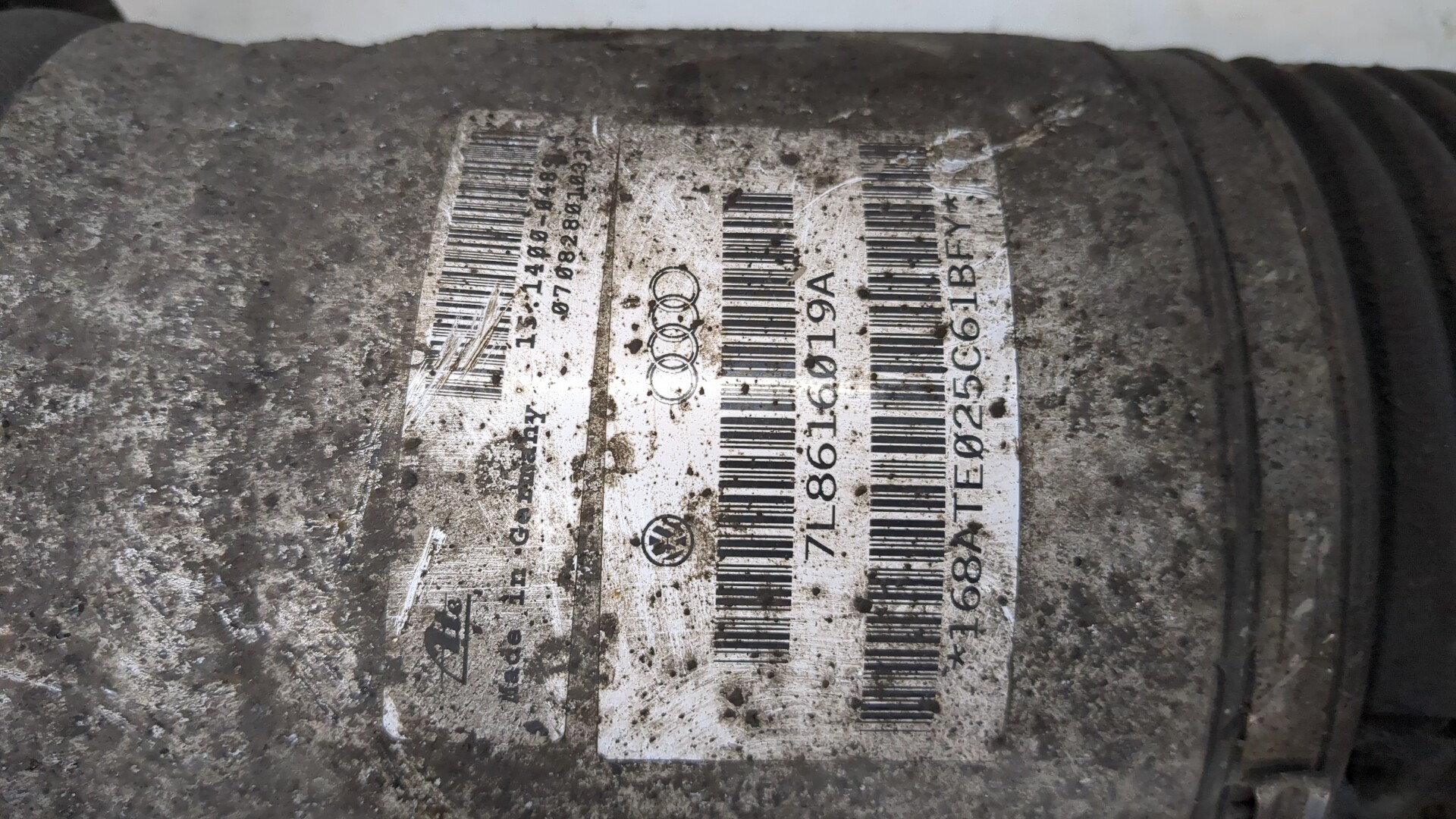 Амортизатор задний левый