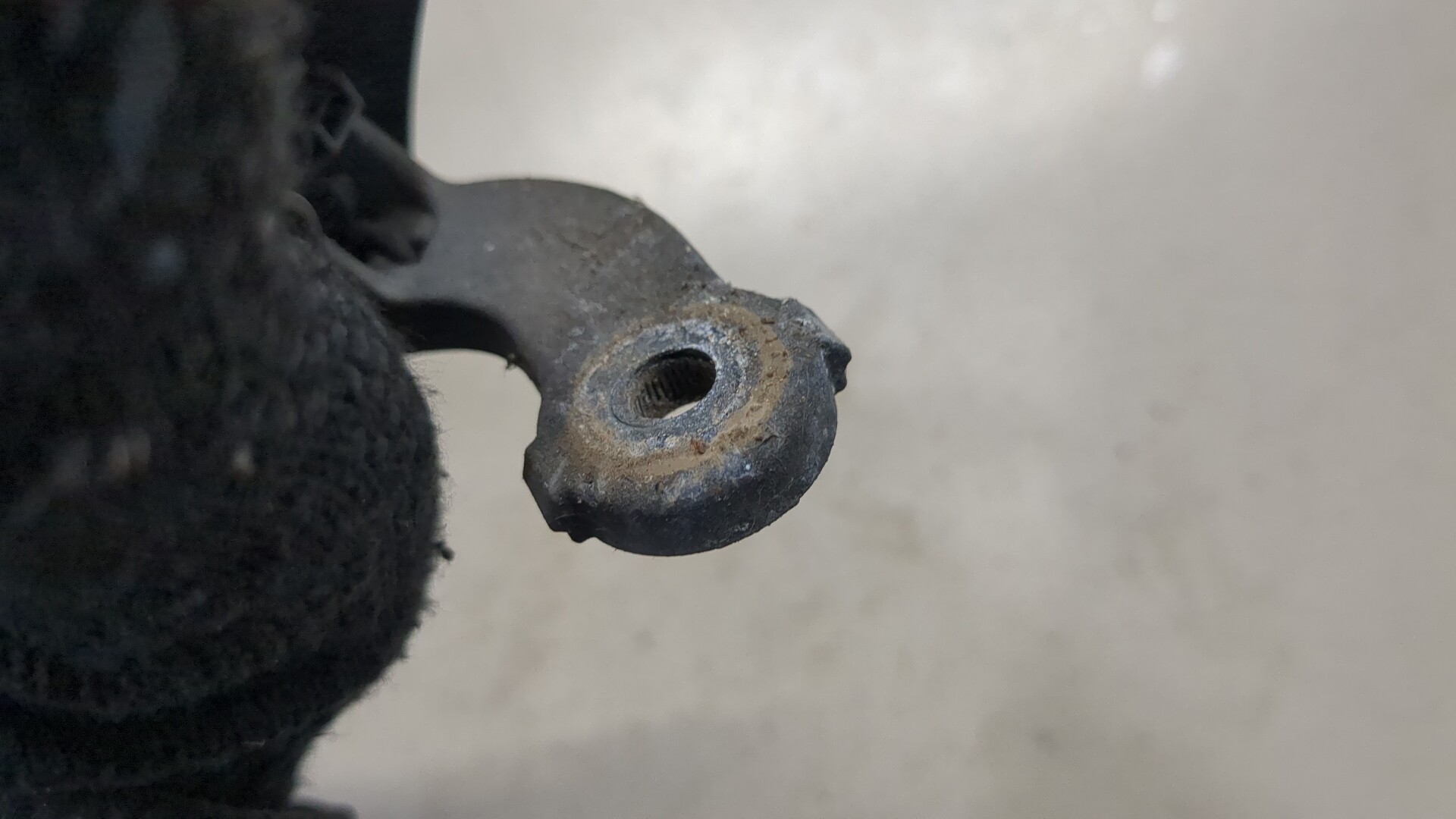 Поводок стеклоочистителя заднего