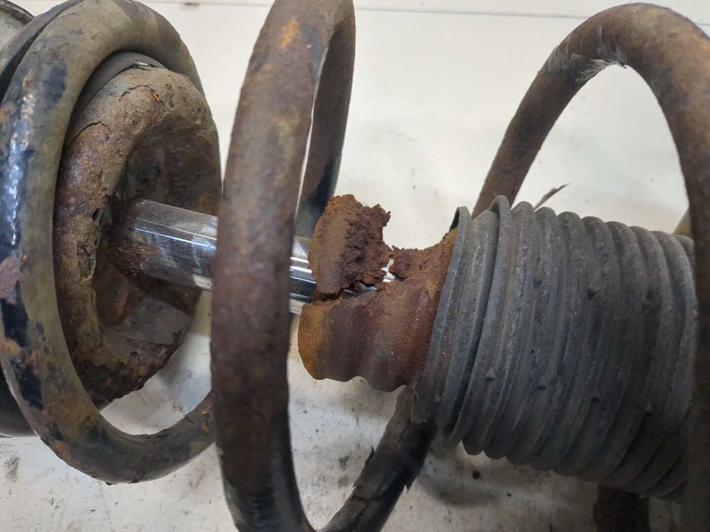 Амортизатор передний правый