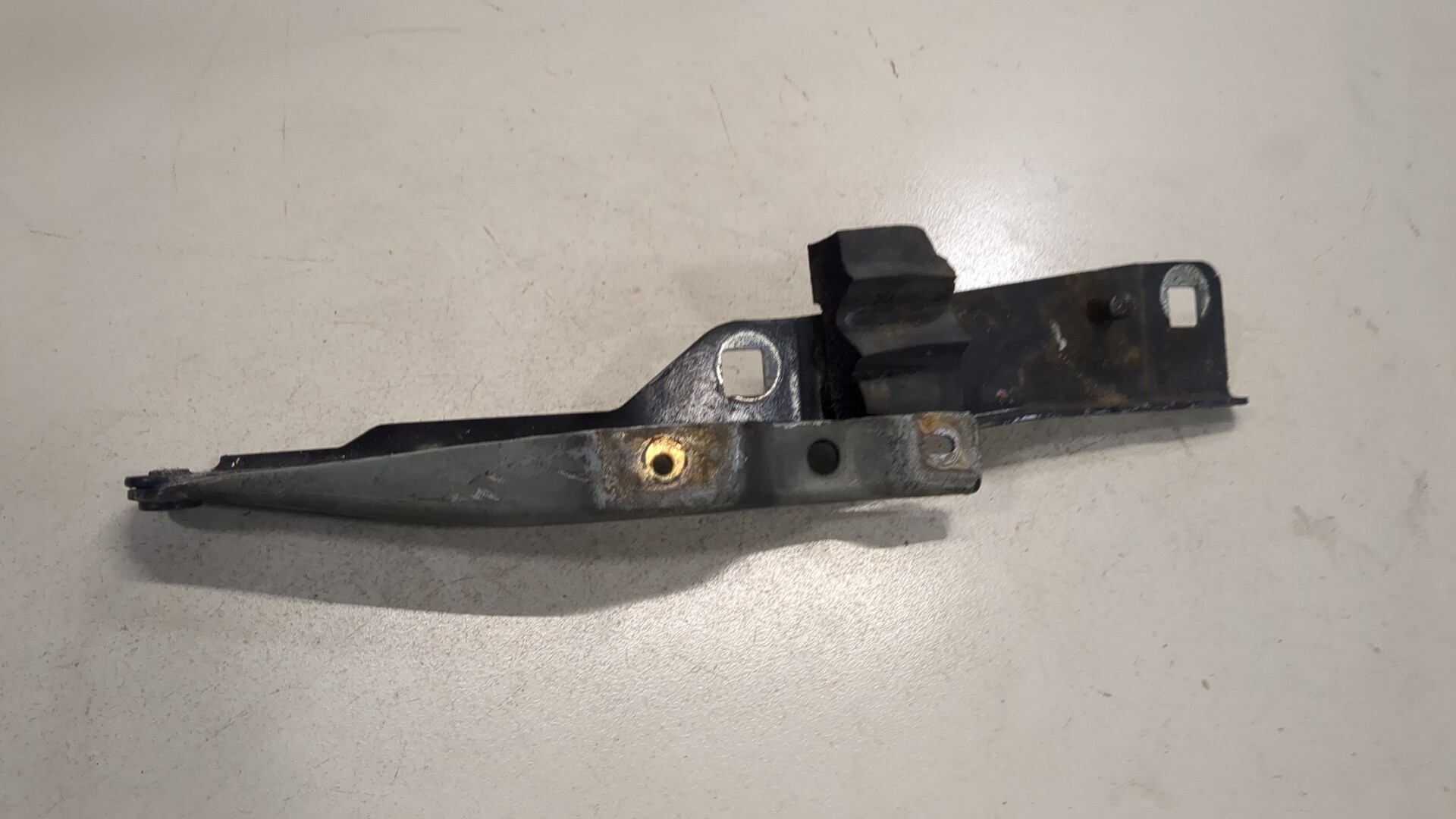 Петля капота левая