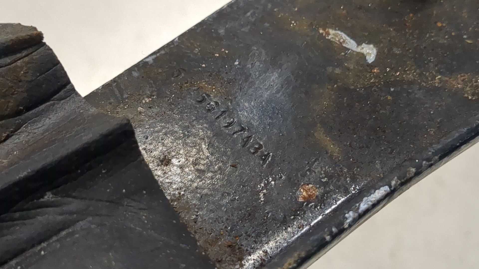 Петля капота левая