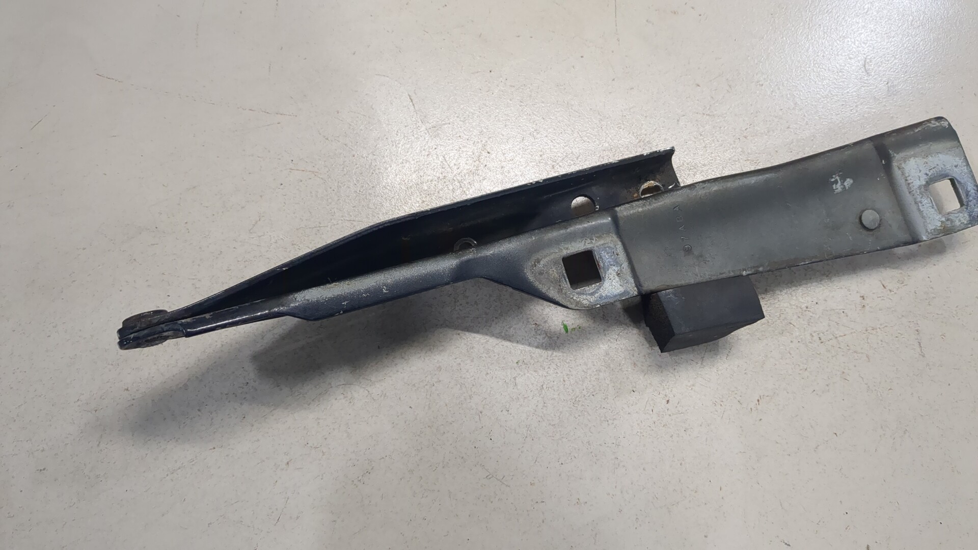 Петля капота левая