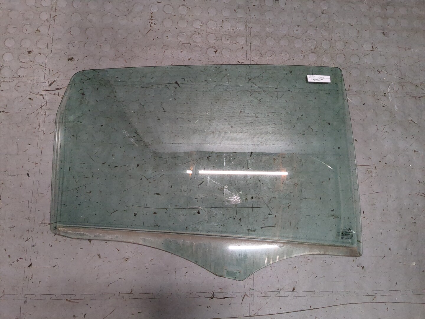Стекло двери задней правой