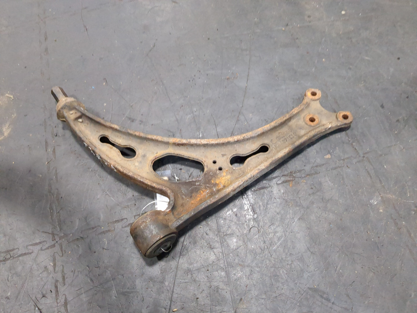 Рычаг передний левый