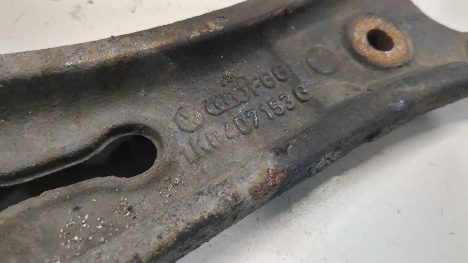 Рычаг передний левый