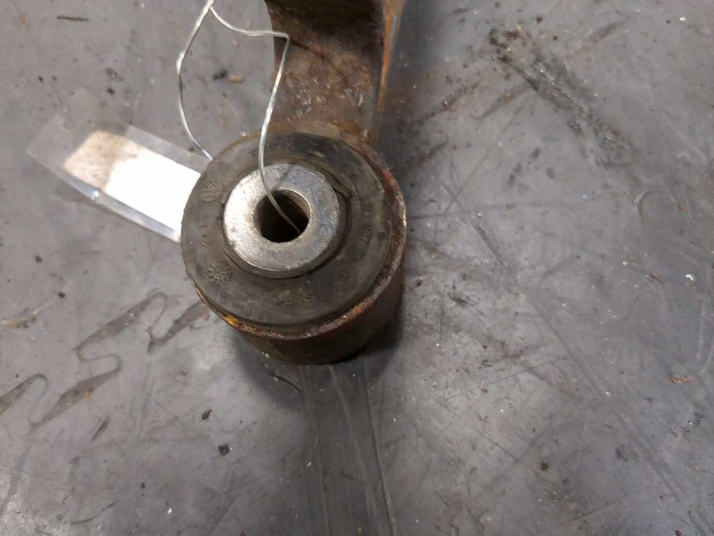 Рычаг передний левый