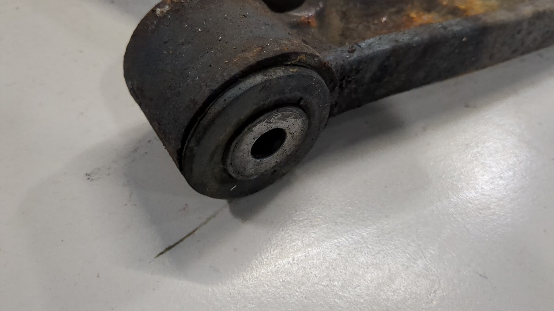 Рычаг передний левый