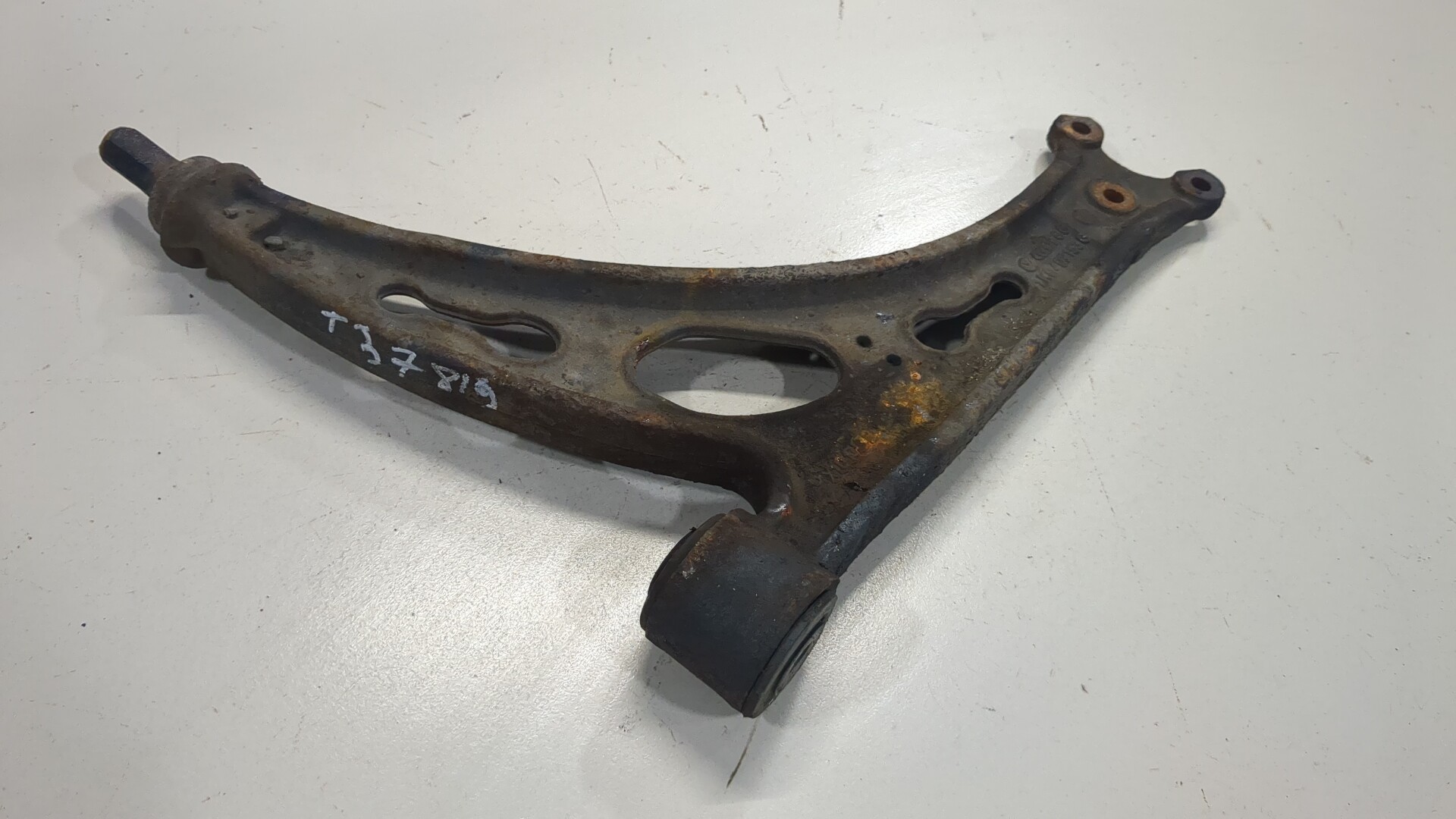 Рычаг передний левый