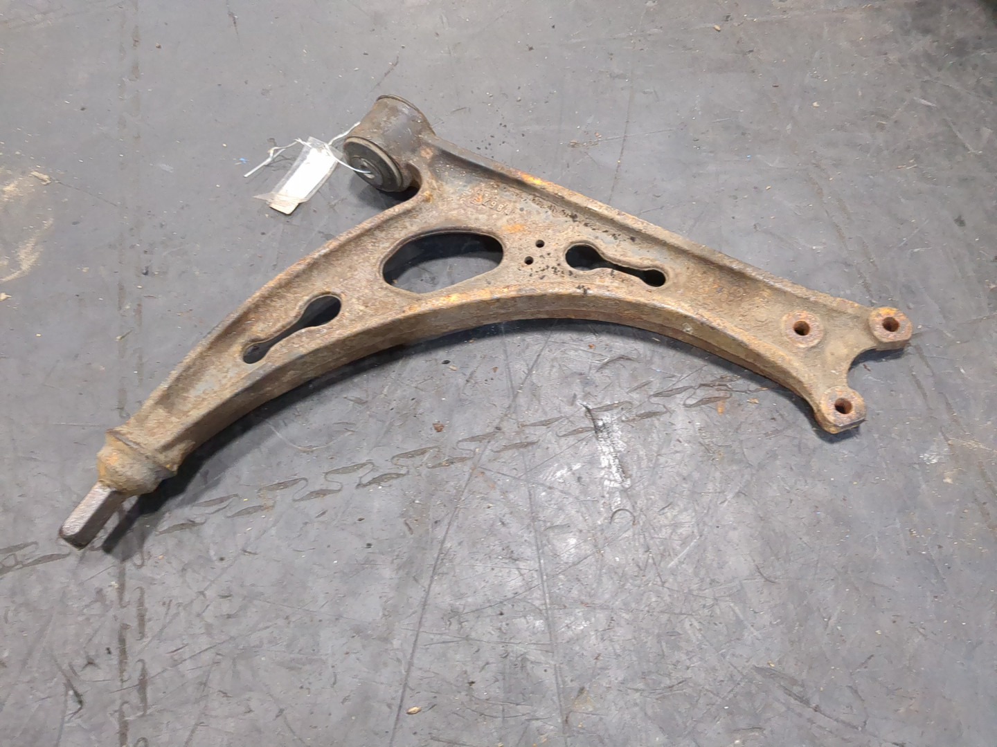 Рычаг передний левый