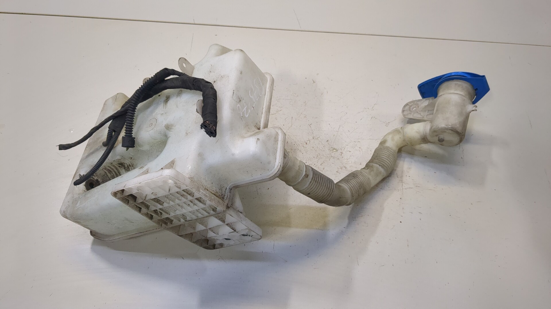 Бачок омывателя лобового стекла