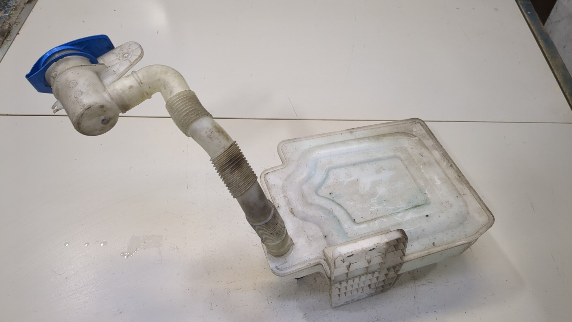 Бачок омывателя лобового стекла