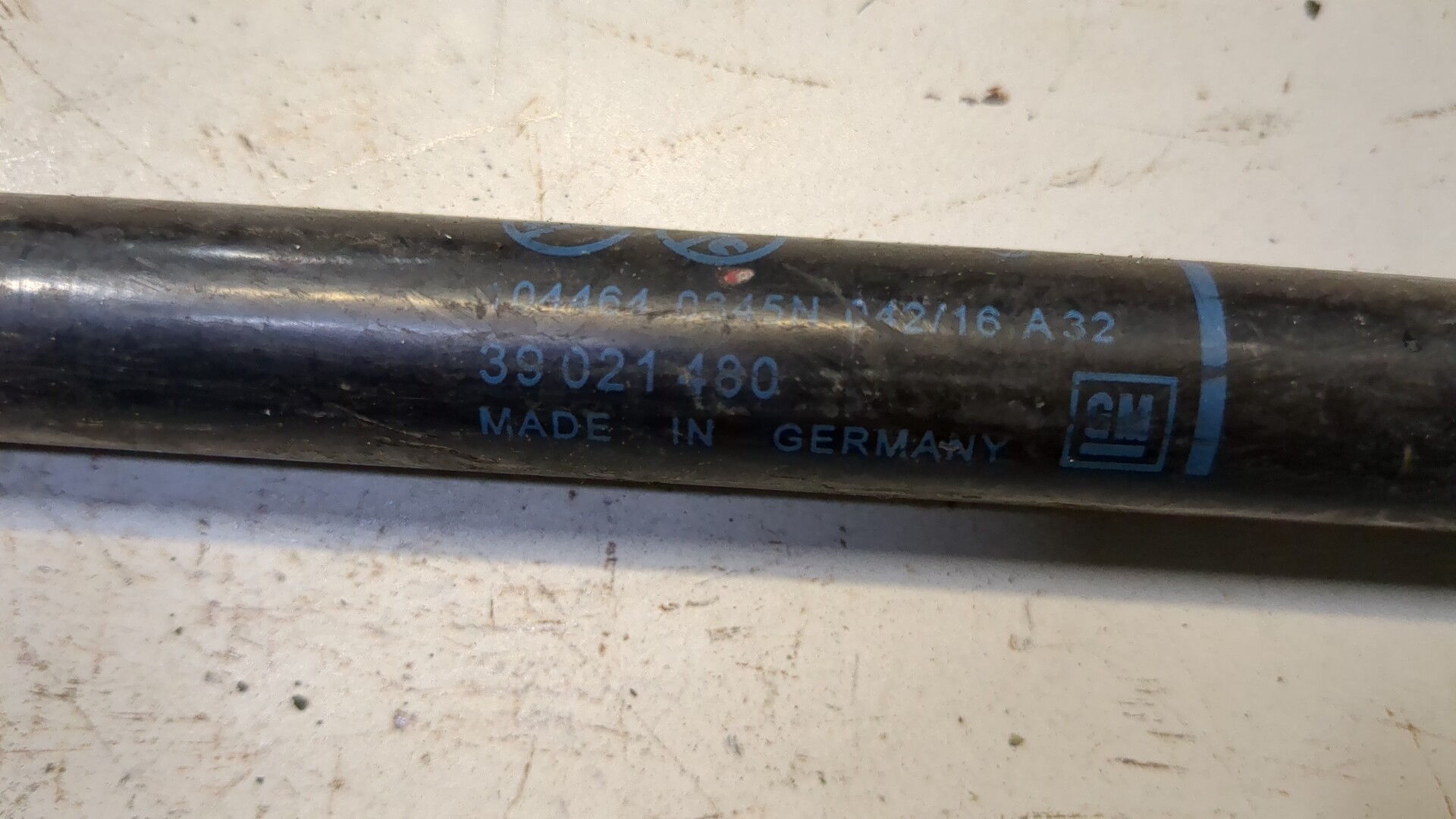 Амортизатор крышки багажника