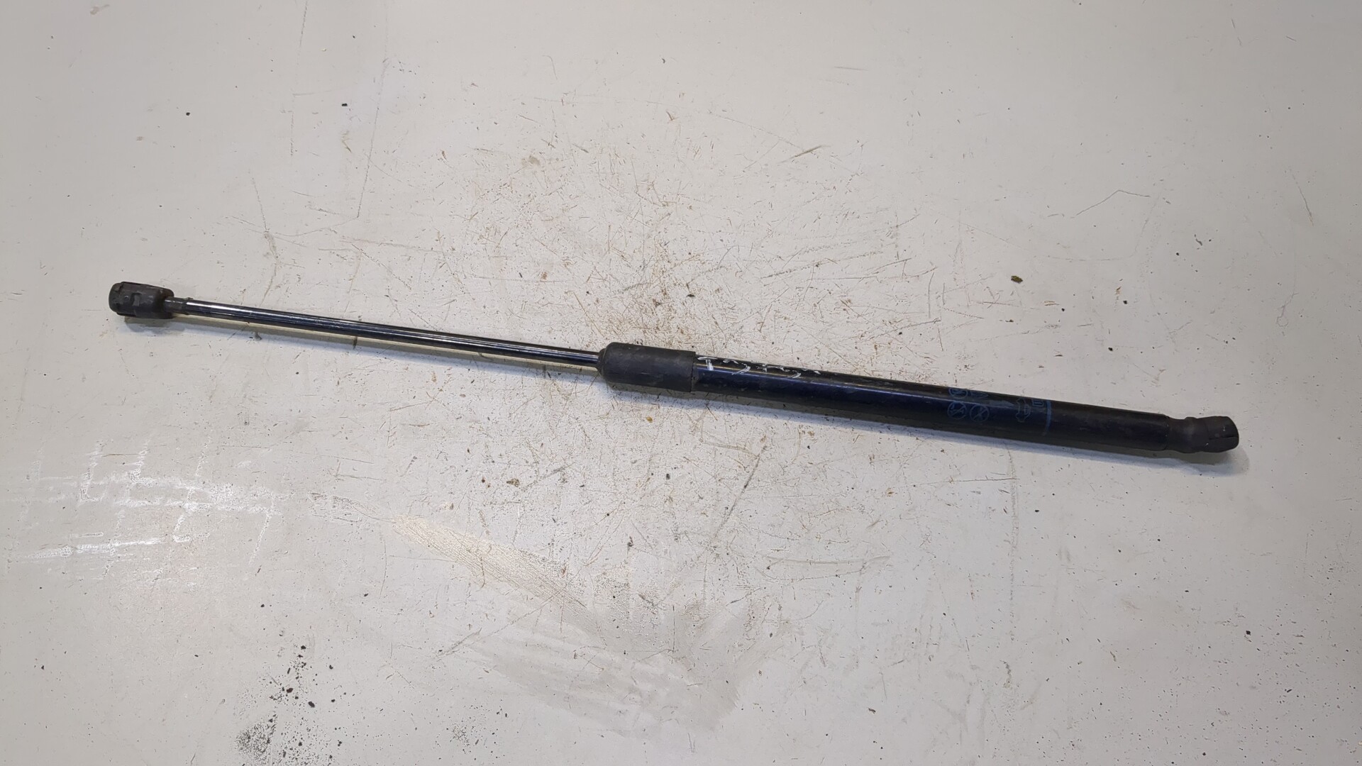 Амортизатор крышки багажника