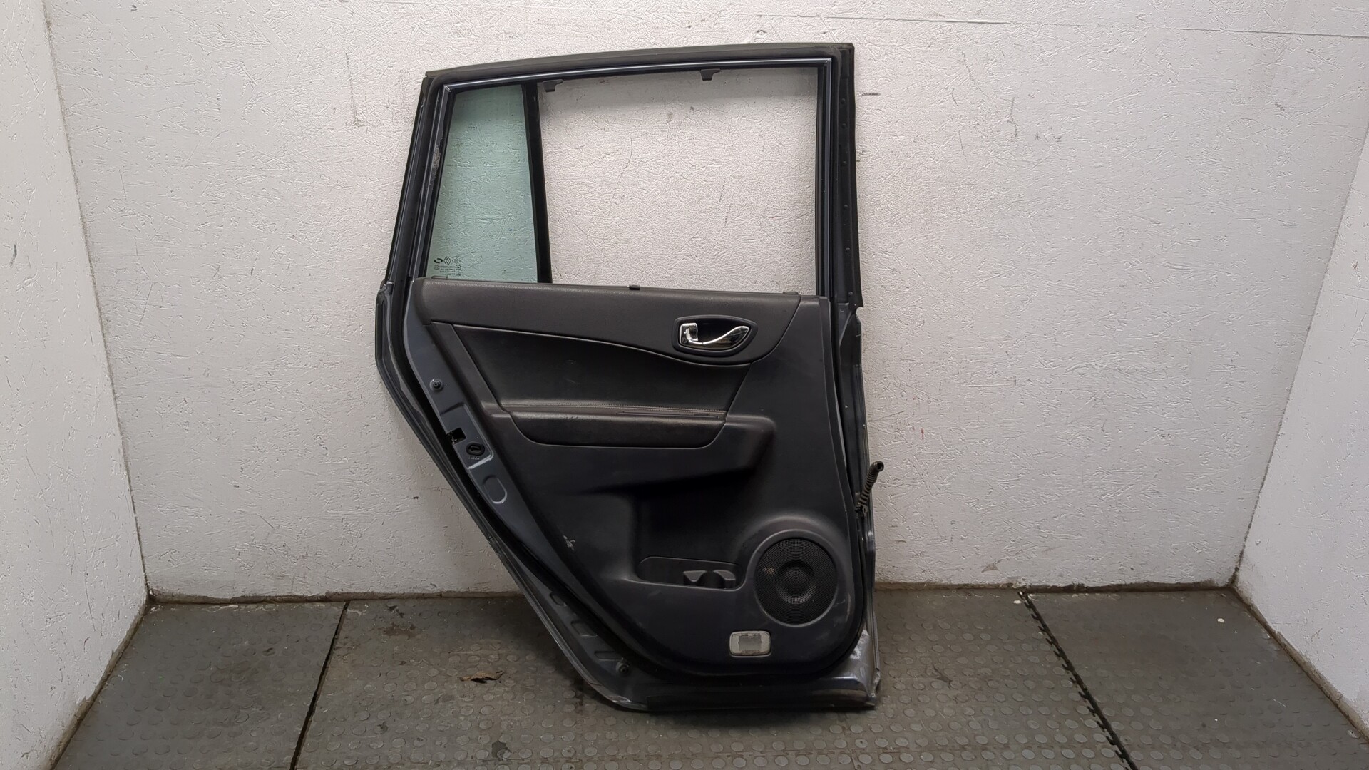 Дверь задняя левая