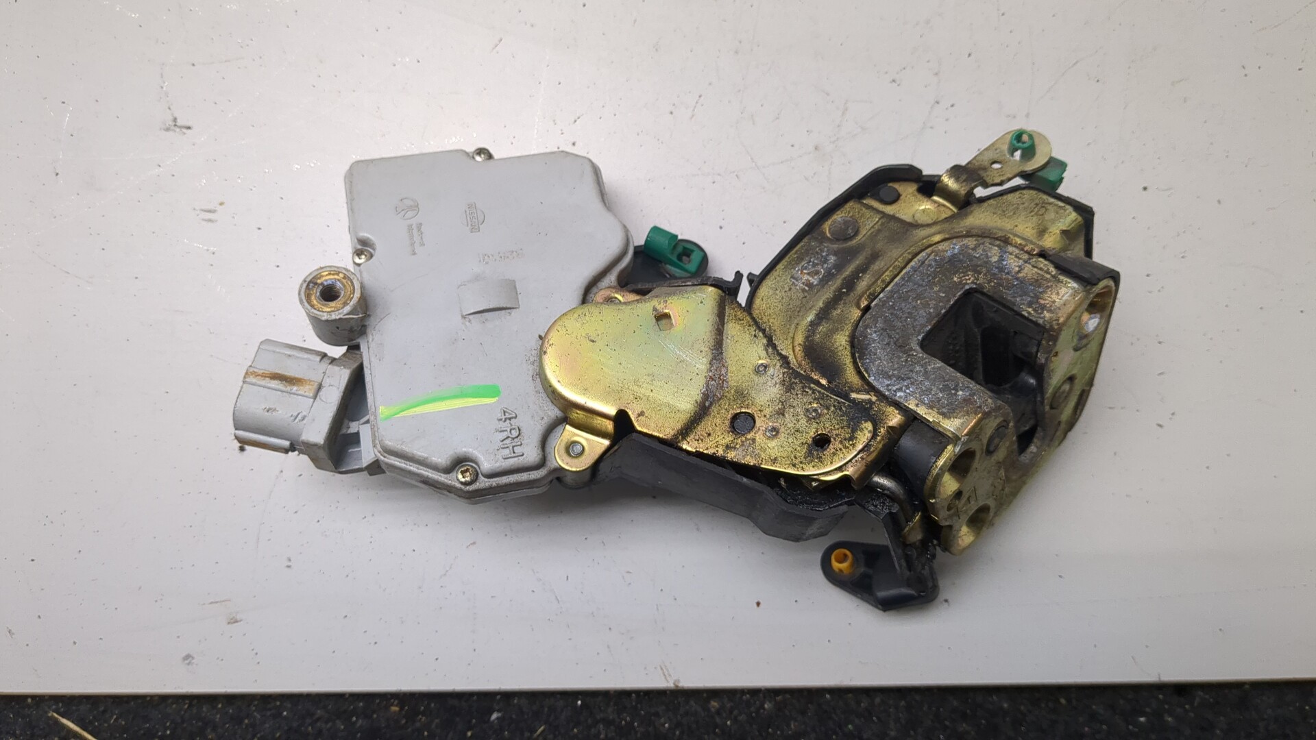 Замок двери передней правой