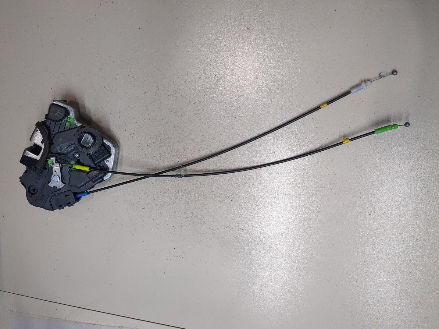 Замок двери передней левой