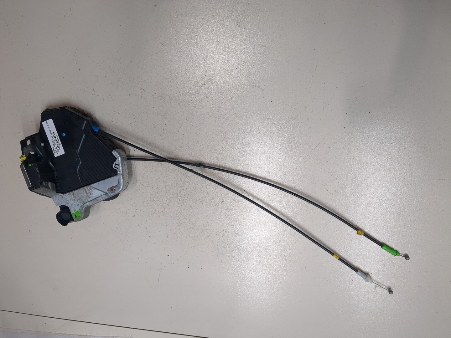 Замок двери передней левой