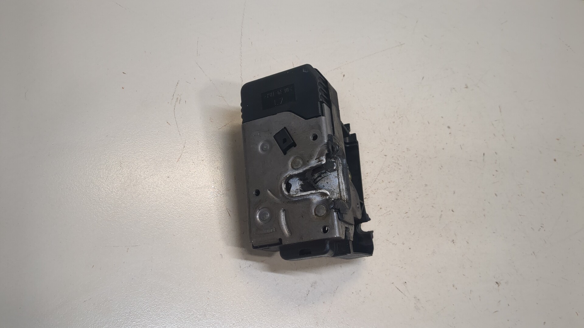 Замок двери передней левой