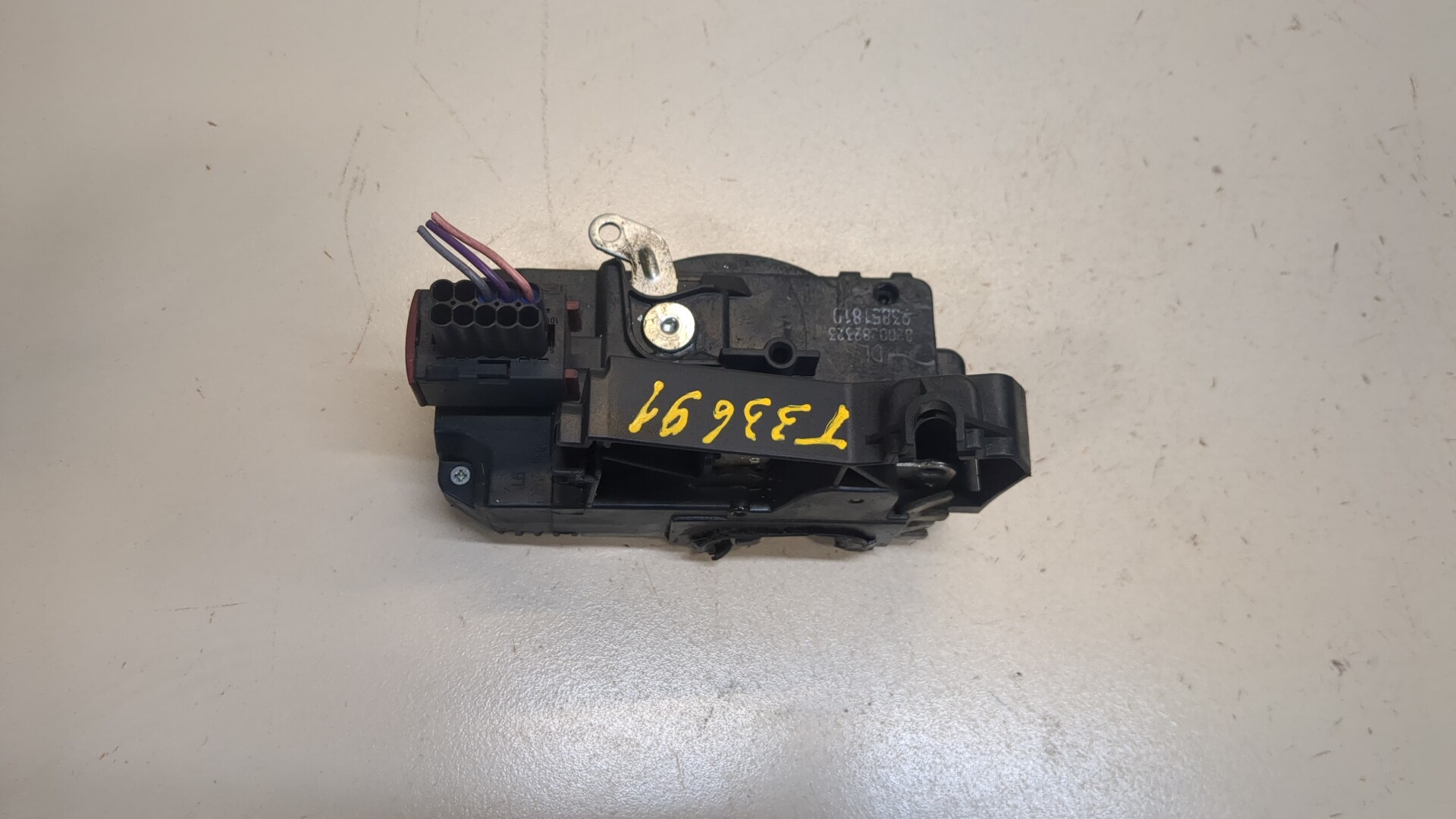 Замок двери передней левой