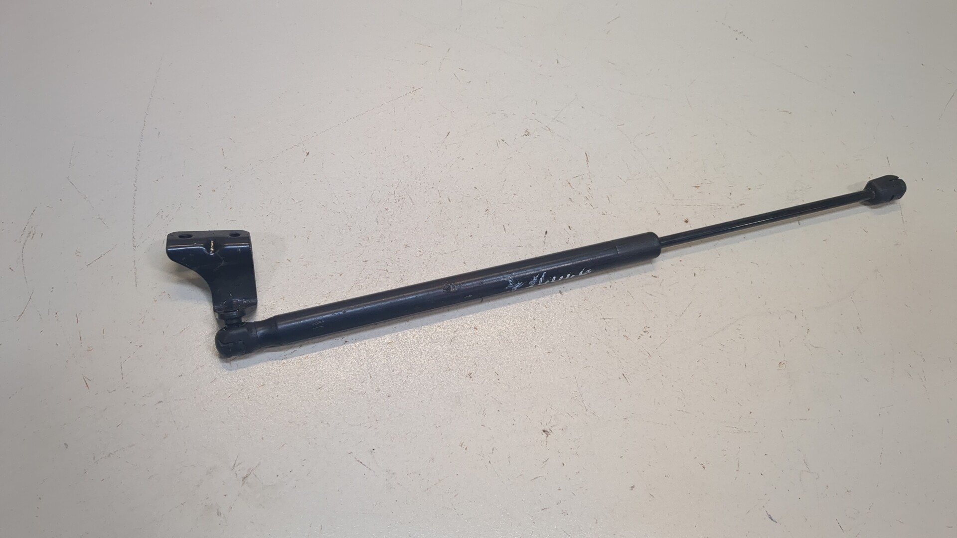 Амортизатор крышки багажника