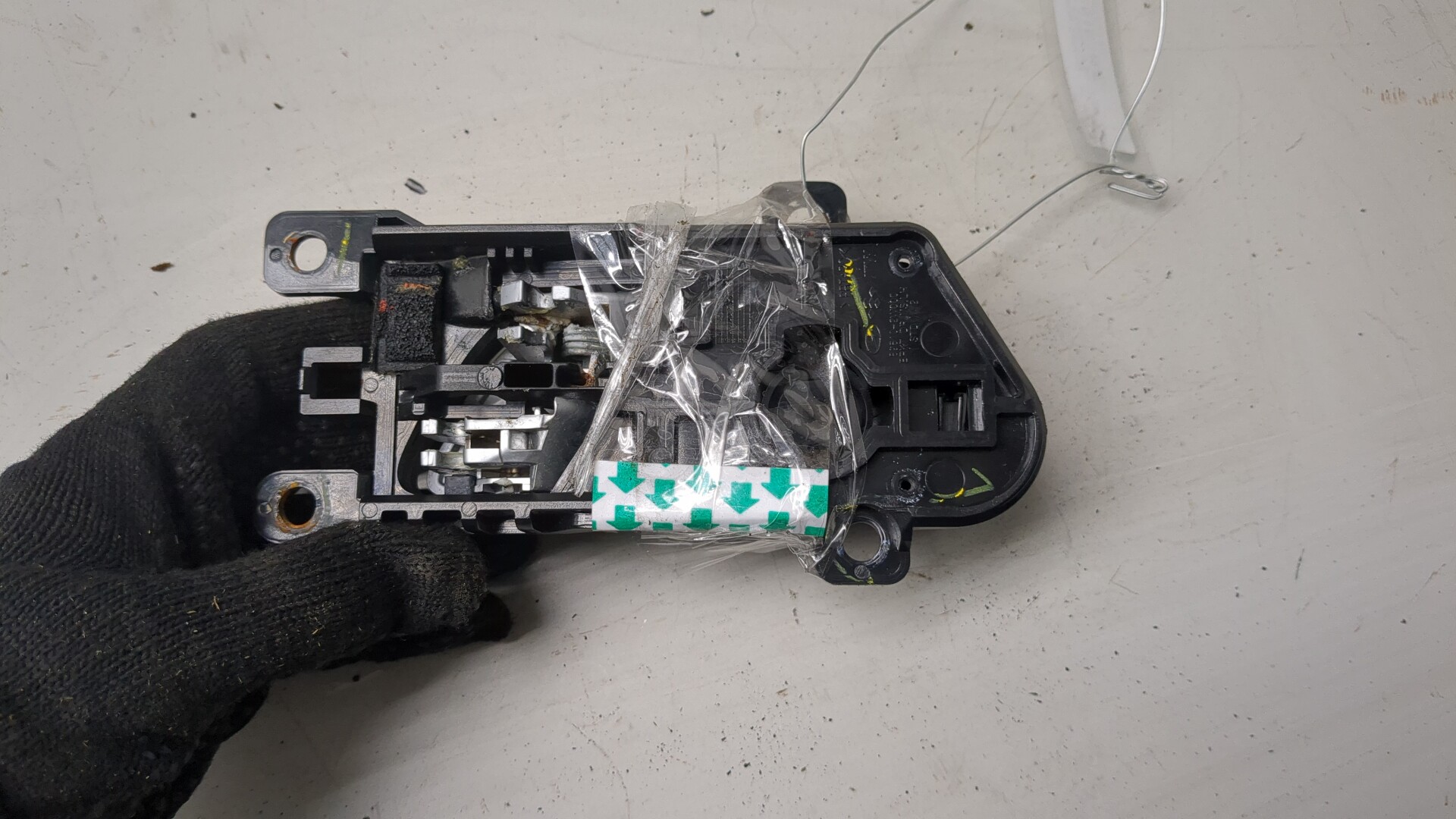 Ручка двери передней внутренняя левая