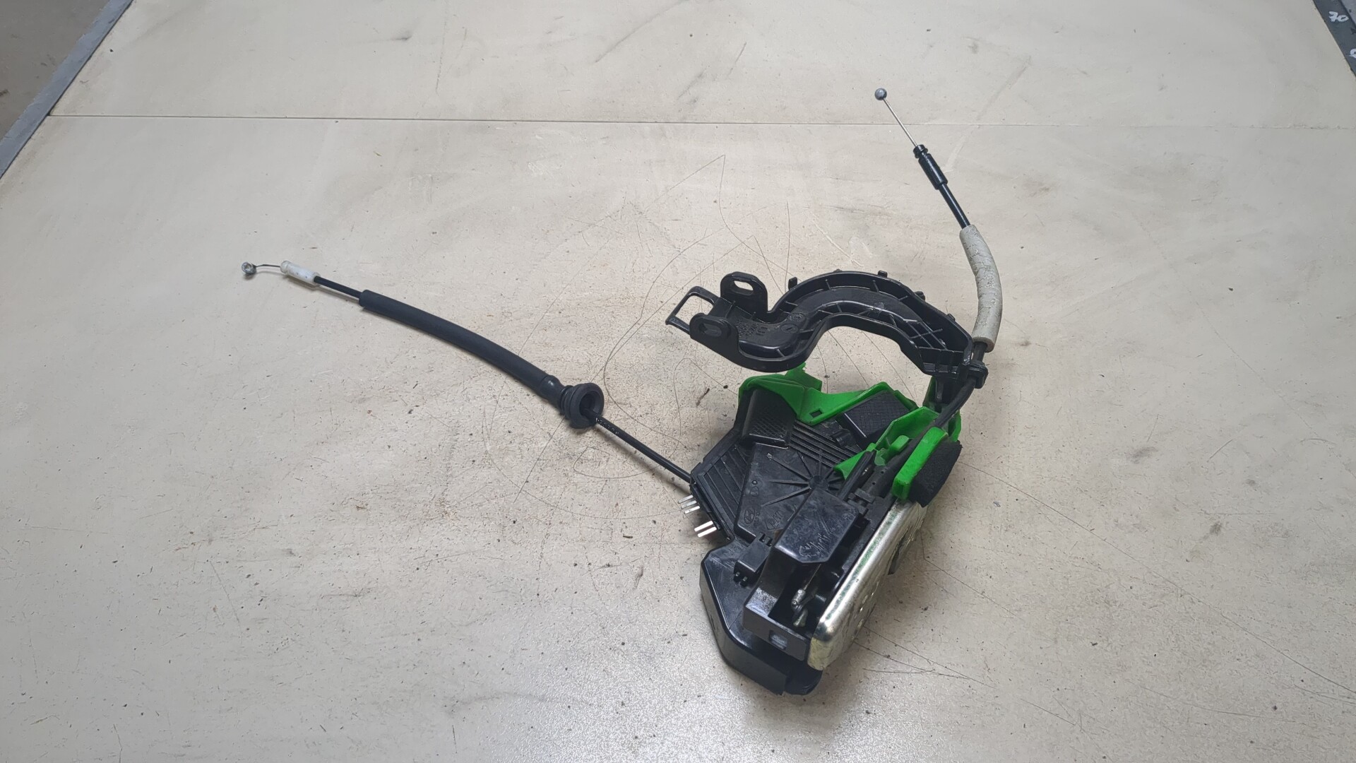 Замок двери передней левой